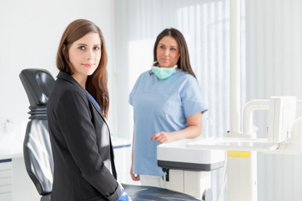 Patientin und chirurgische Assistentin